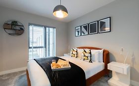 Elliot Oliver - Chic 2 Bedroom Town Centre Apartment